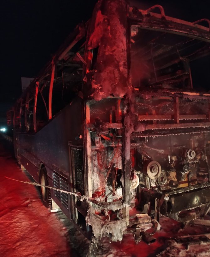 İzmir'de seyir halindeki otobüste çıkan yangın söndürüldü