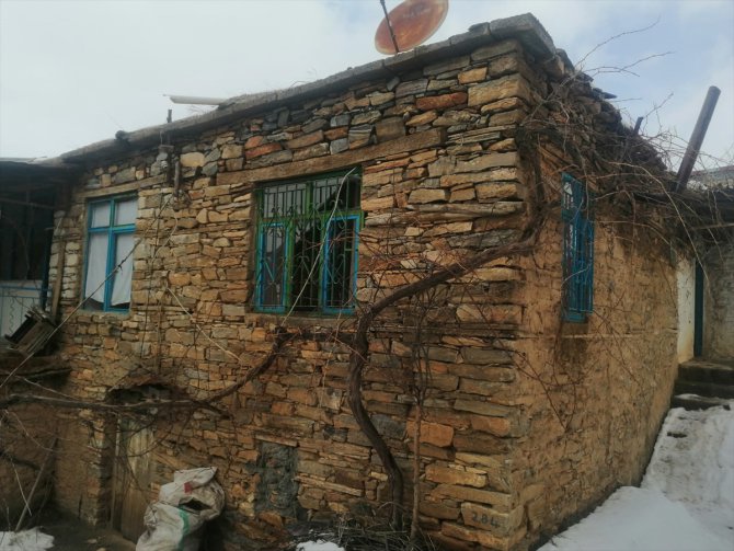 Malatya'da ağır hasarlı evler kontrollü şekilde yıkılıyor