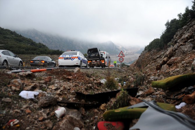 Antalya'da hafif ticari araç devrildi: 6 yaralı