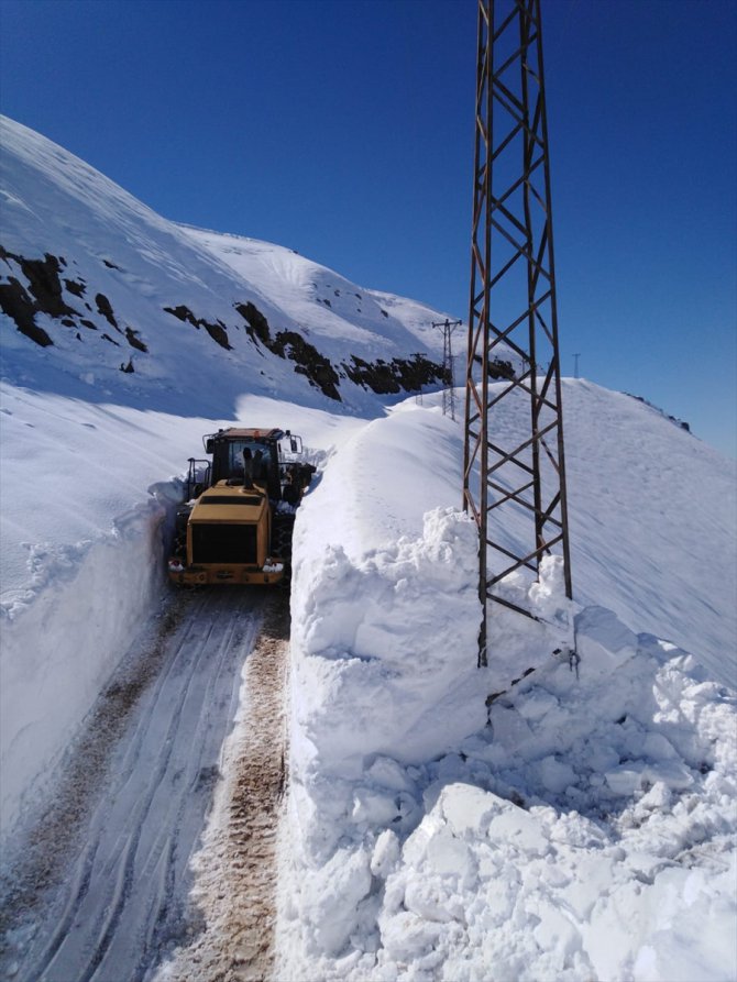 Hakkari'de ekipler, karla kaplı üs bölgelerinin yolunu açıyor