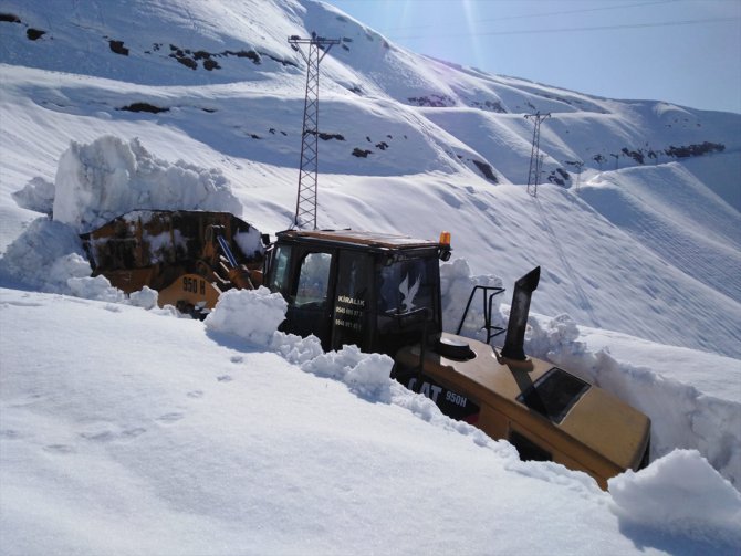 Hakkari'de ekipler, karla kaplı üs bölgelerinin yolunu açıyor