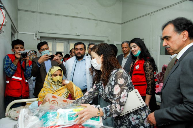 Türk Kızılay, Pakistan'da yeni doğum yapan 25 anneye yardım paketi dağıttı