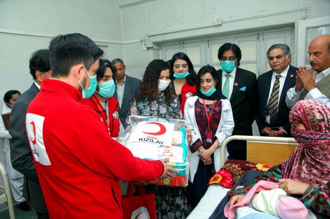 Türk Kızılay, Pakistan'da yeni doğum yapan 25 anneye yardım paketi dağıttı