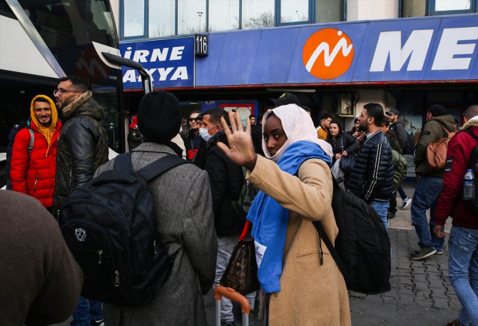 Düzensiz göçmenler kafileler halinde Edirne'ye gidiyor