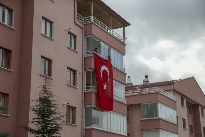 İdlib şehidi Yüzbaşı Şahin'in Ankara'daki evinin önüne taziye çadırı kuruldu