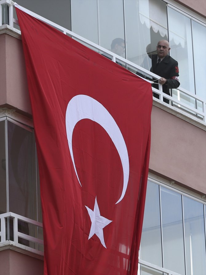 İdlib şehidi Yüzbaşı Şahin'in Ankara'daki evinin önüne taziye çadırı kuruldu