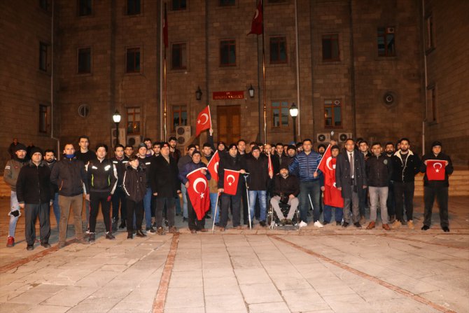 Isparta’da vatandaşlar Mehmetçiğe destek için toplandı