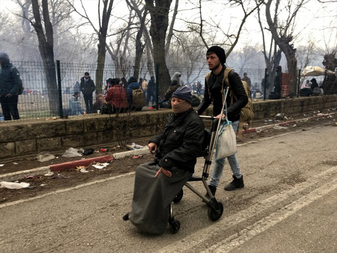 Edirne Valiliği, engelli düzensiz göçmene tekerlekli sandalye verdi