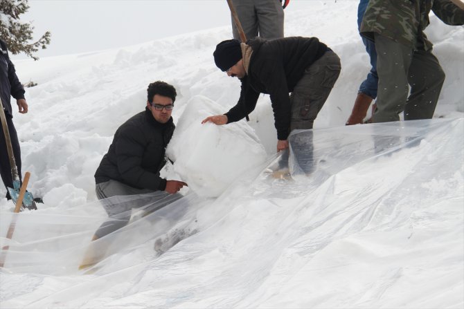 Konya'da 1700 rakımdaki çukura yazın kullanmak üzere kar depoladılar