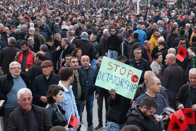 Arnavutluk'ta "Anayasa Mahkemesi krizine" ilişkin eylem