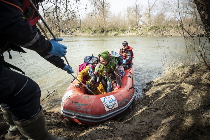 Düzensiz göçmenler Meriç Nehri'ni aşmaya çalışıyor