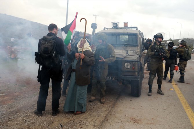 İsrail askerlerinden Batı Şeria'da gösteri düzenleyen Filistinlilere müdahale