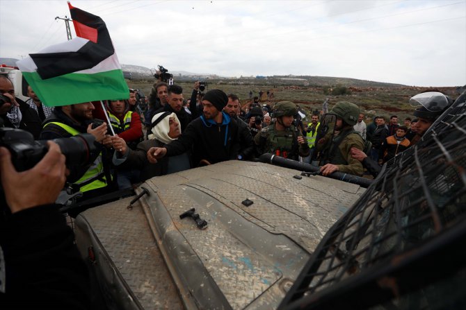 İsrail askerlerinden Batı Şeria'da gösteri düzenleyen Filistinlilere müdahale