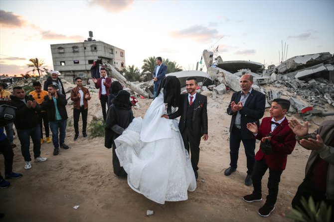 İsrail'in saldırılarında evi yıkılan Gazzeli genç hayallerinin de yıkılmasına izin vermedi