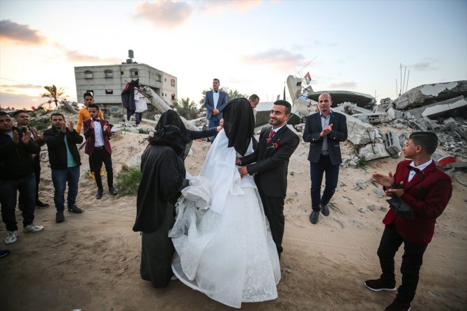 İsrail'in saldırılarında evi yıkılan Gazzeli genç hayallerinin de yıkılmasına izin vermedi
