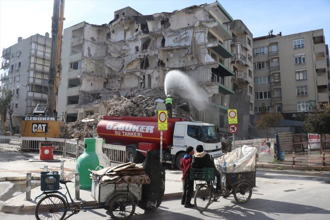 İzmir'de 40 yıldır eğik haldeki binalarda yıkım başladı