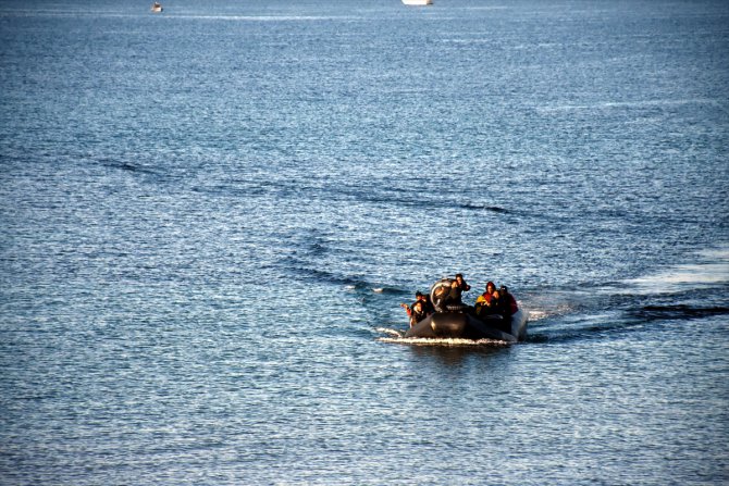 Yunan güvenlik güçleri, düzensiz göçmen botlarını zorla geri döndürdü