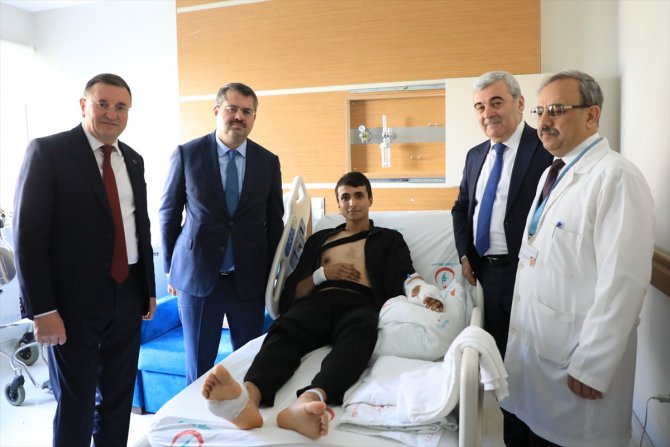 Azerbaycan heyetinden yaralı askerlere ziyaret