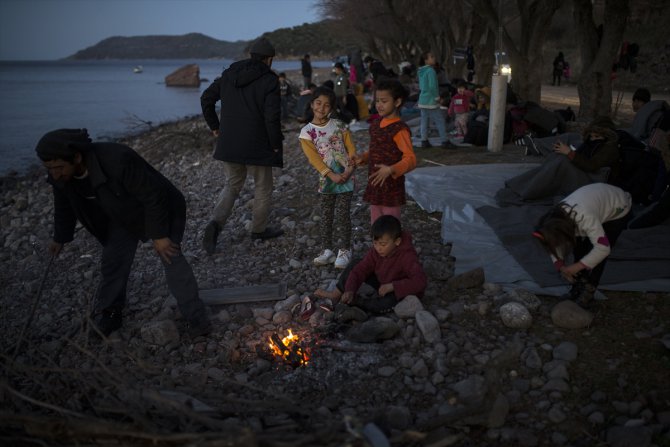 Midilli'de göçmenler aşırı sağcılarla karşılaşmamak için sahilde sabahlıyor