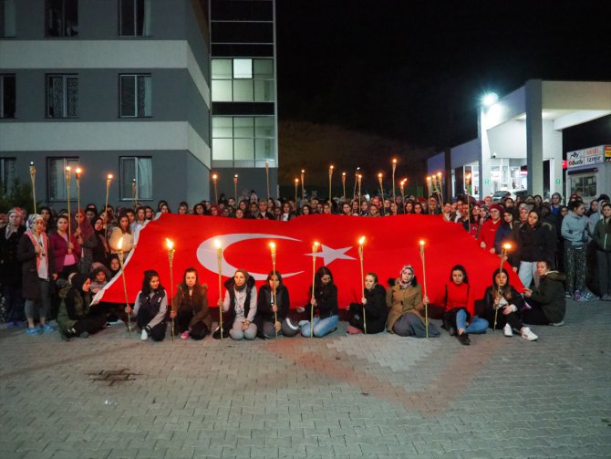 Öğrenciler yurt ışıklarıyla "Mehmetçik" yazdı