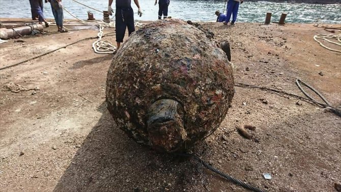 Yemen'de denize düşen Osmanlı dönemine ait savaş topu sudan çıkarıldı