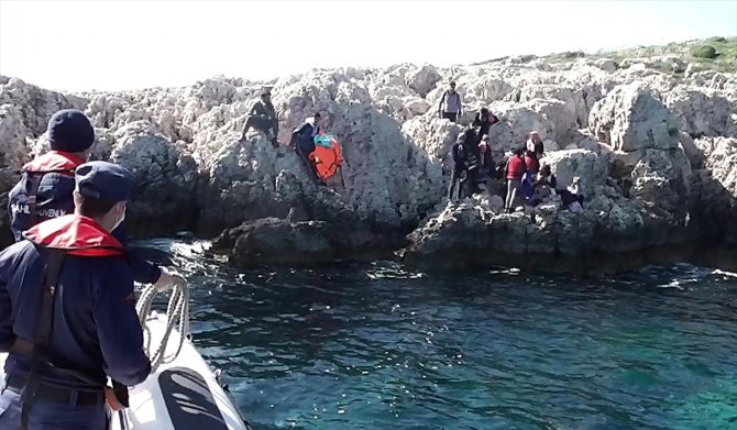 Antalya'da yardım isteyen düzensiz göçmenler kurtarıldı