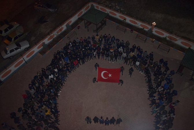 Kayseri'de öğrencilerden yurt binası ışıklarıyla Mehmetçiğe destek mesajı