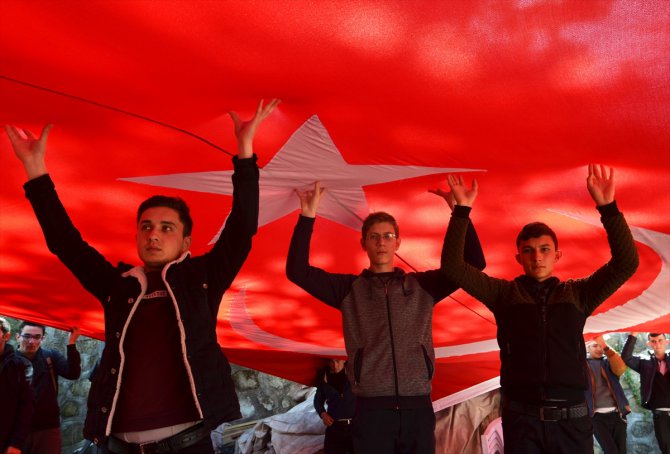 Kütahya'da lise öğrencilerinden "Şehitlere Saygı Yürüyüşü"