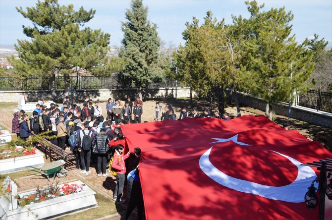 Kütahya'da lise öğrencilerinden "Şehitlere Saygı Yürüyüşü"