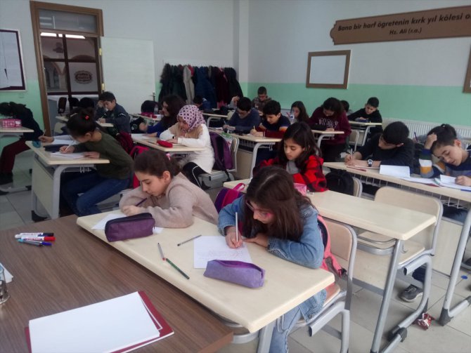 Malatya'da öğrenciler Bahar Kalkanı Harekatı'na katılan Mehmetçik'e mektup yazdı