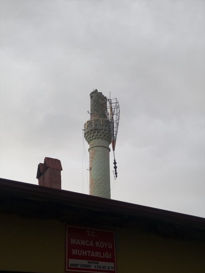 Burdur'da şiddetli rüzgar nedeniyle cami minaresinin külahı yerinden söküldü