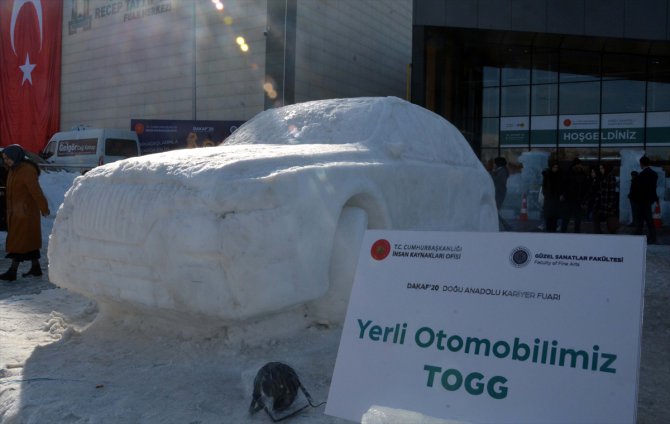 Erzurum'da Türkiye'nin otomobilinin kardan heykelini yaptılar
