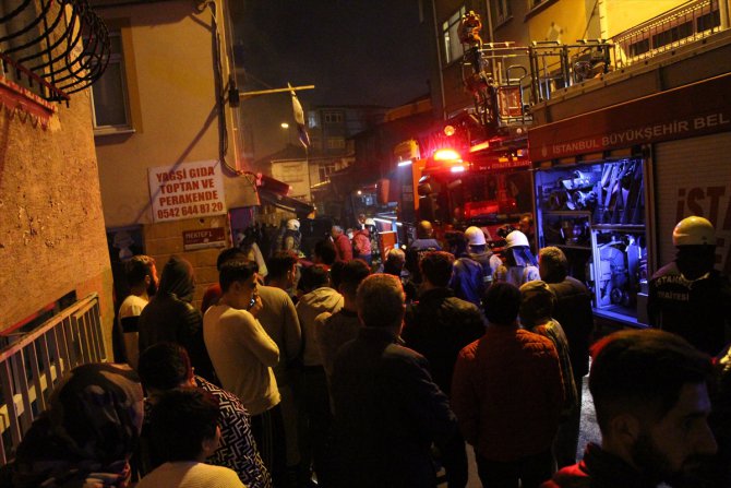 Fatih'te markette çıkan yangın hasara neden oldu