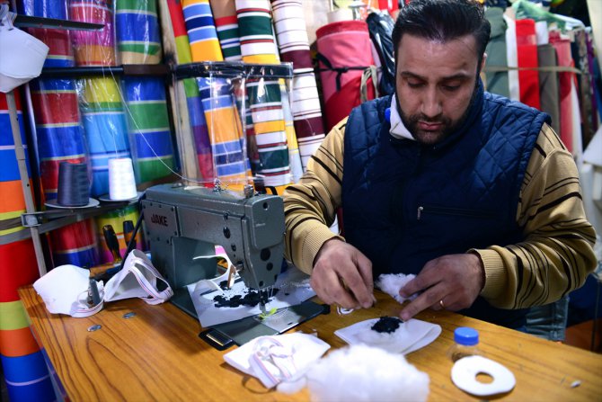 Iraklı esnaf, karaborsaya düşen tıbbi maskeleri kendi üretiyor