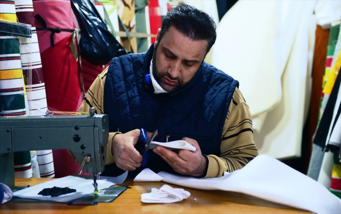 Iraklı esnaf, karaborsaya düşen tıbbi maskeleri kendi üretiyor