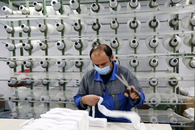 İran'da fabrikalar, tıbbi maske yetiştirebilmek için 24 saat çalışıyor