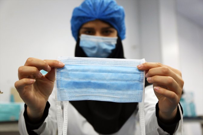 İran'da fabrikalar, tıbbi maske yetiştirebilmek için 24 saat çalışıyor