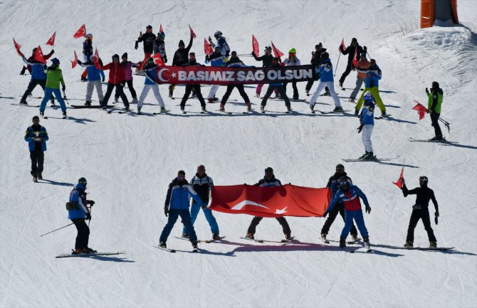 Kayarken Türk bayrağı açan Sarıkamışlı eğitmenlerden Mehmetçiğe destek