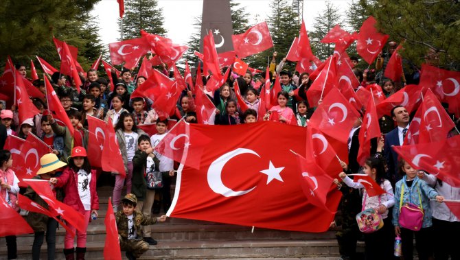 Kırşehir'de minik öğrenciler şehitlik ziyaretiyle Mehmetçiğe destek verdi