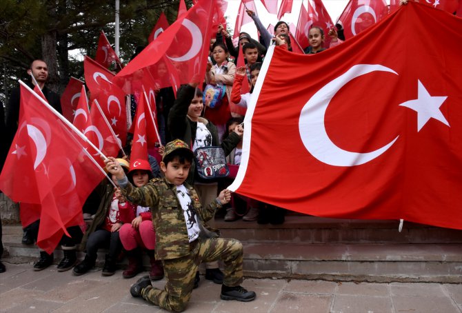 Kırşehir'de minik öğrenciler şehitlik ziyaretiyle Mehmetçiğe destek verdi