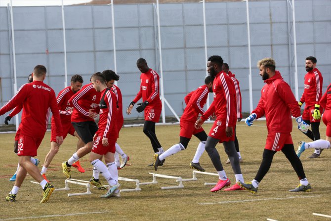 Rıza Çalımbay, bazı futbolcularının Galatasaray ile anılmasını değerlendirdi