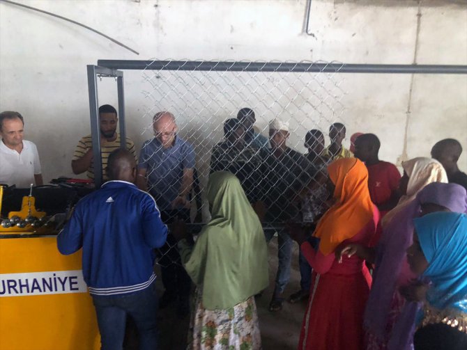Tanzanyalı yetimler Balıkesirli iş adamının hibe ettiği makineyle çit teli örüyor