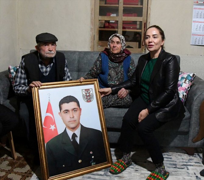Uşak Valisi Funda Kocabıyık, İdlib'de şehit olan askerin ailesini ziyaret etti