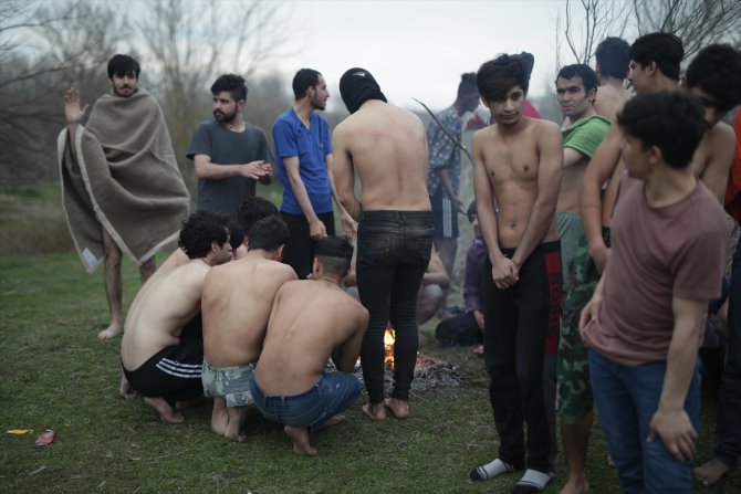 Yunan askerleri sığınmacıların kıyafetlerini çıkartarak darbetti