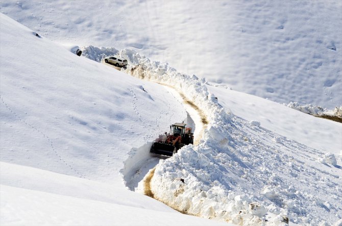 Bitlis'te 3 bin 200 rakımda 5 metre karla mücadele