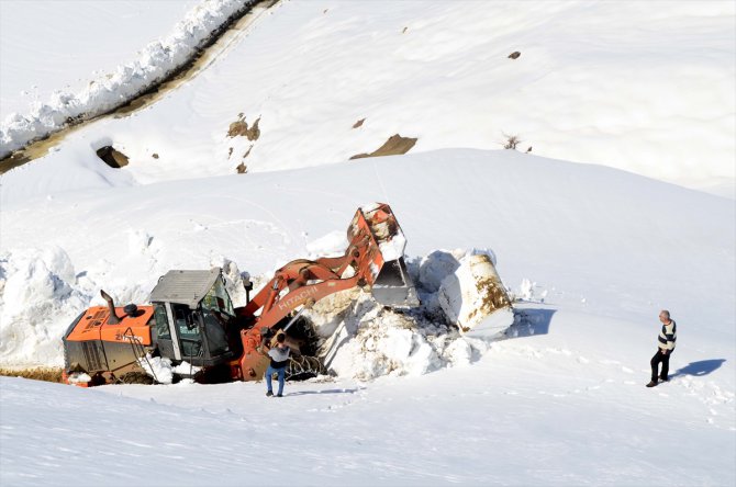 Bitlis'te 3 bin 200 rakımda 5 metre karla mücadele
