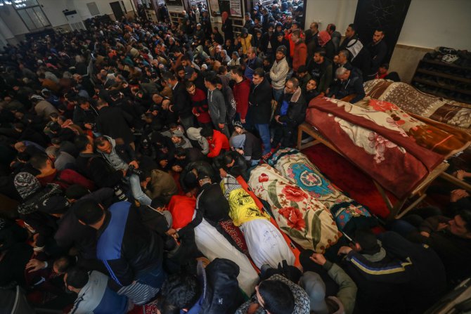 Gazze'deki yangında hayatını kaybedenler toprağa verildi