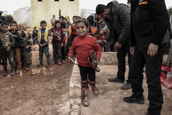 İdlib'e çizme ve gıda yardımı