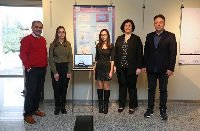 İzmir'de lise öğrencileri yatalak hastalar için beyin dalgalarıyla çalışan iletişim sistemi tasarladı