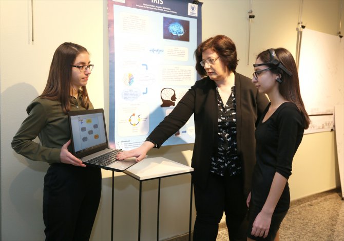 İzmir'de lise öğrencileri yatalak hastalar için beyin dalgalarıyla çalışan iletişim sistemi tasarladı